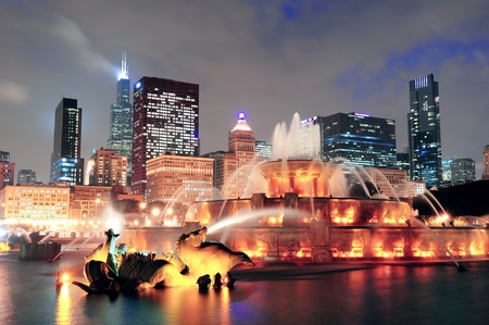 chicago skyline with skyscrapers and buckingham fountain in grant park